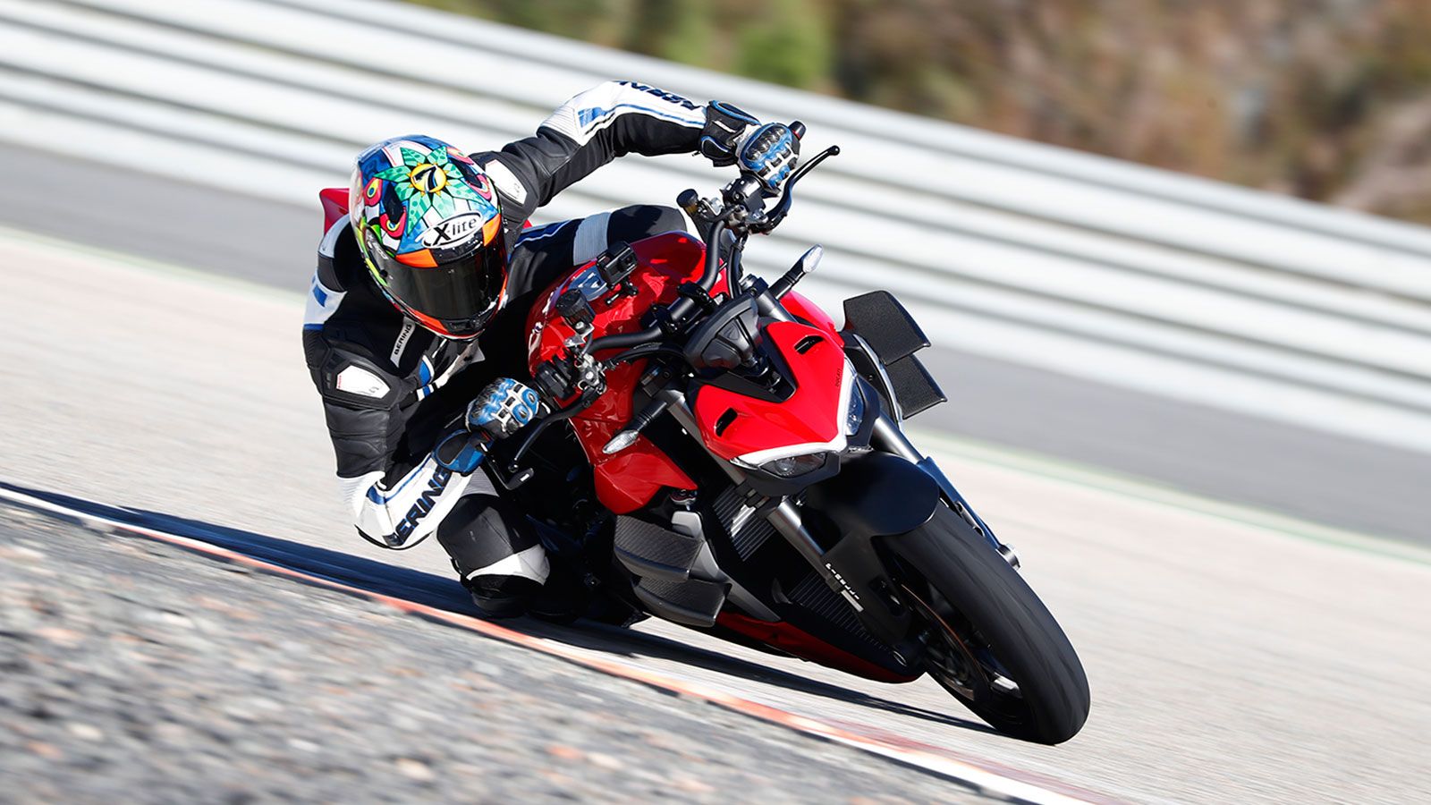 Οδηγούμε στον δρόμο και στην πίστα, την νέα Ducati Streetfighter V2 2022.